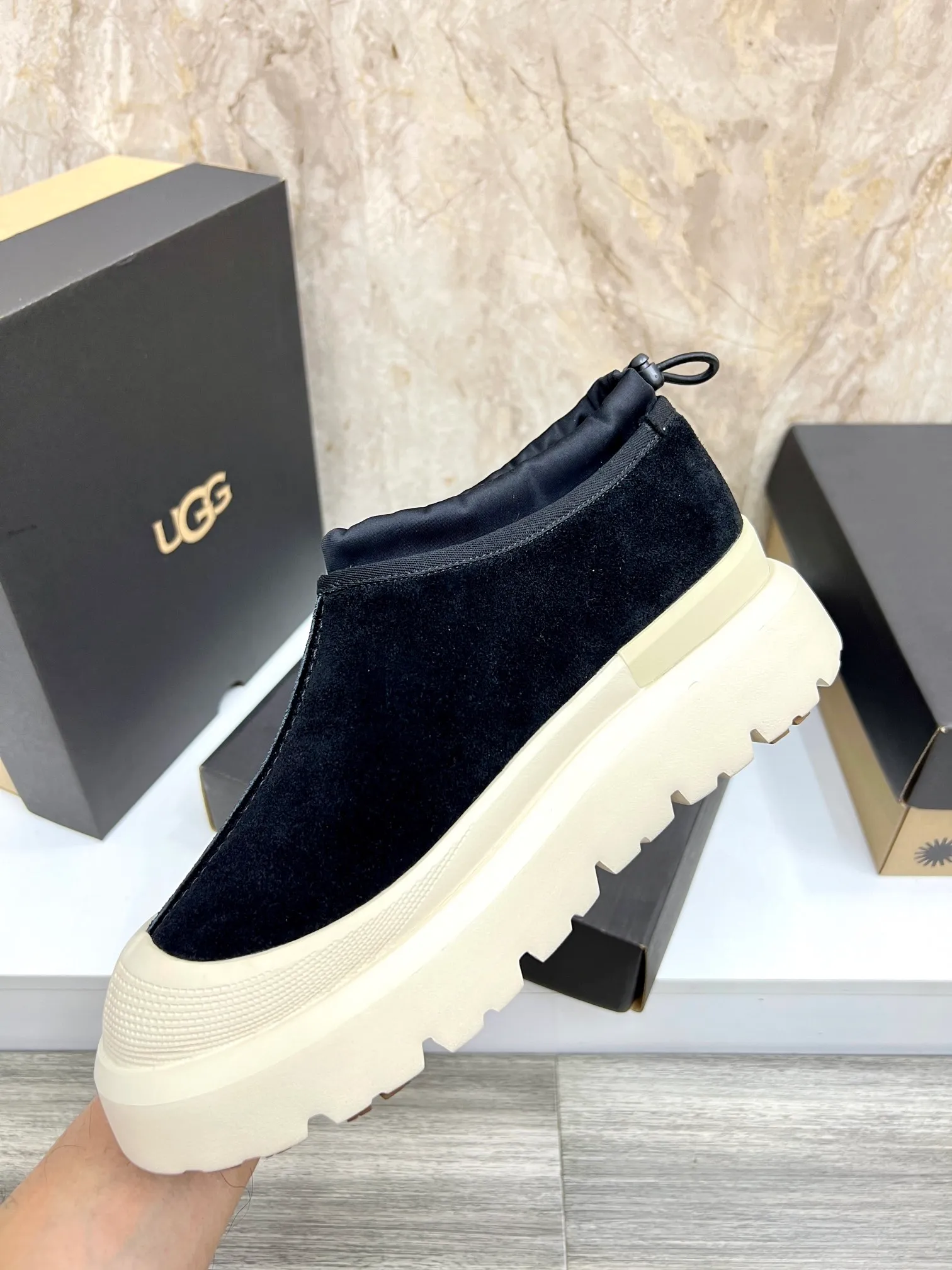 Men's men's shoes💰: 💰540💰Couple model👫 UGG Tasman Weather Hybrid one-second snow boots👢 Wang Yibo's same 👏 classic Tasman shoe is designed with environmentally friendly waterproof and snowproof material, which is both fashionable and functional. At the same time, it is paired with the new UGG Keen furry color-blocked jacket. Bright orange and maroon collide to create a new light outdoor style and open up a new travel experience in early autumn! Using the best materials, the 17mm fur-integrated surface is warmer and more breathable, and the outsole is upgraded to a lightweight and wear-resistant light wing technology outsole! Size: Women’s size 35-40 / Men’s size 38–44 (45 customized) Official website color